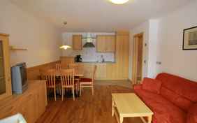 Wohnzimmer im Appartement Braunelle - Foto: Ingo Wandmacher